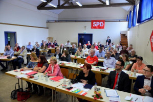 voller Saal in Streit