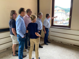 Wie steht es um die Dachkonstruktion? Die SPD mit (von links) Joachim Schmedding, Wolfgang Härtel, Karlheinz Paulus, Monika Wolf-Pleßmann, Roand Weber und Wolfgang Hörnig macht sich ein Bild von der Berufsschule. (Foto: Sabine Balleier)