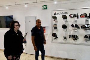 Betriebsratsvorsitzende Jutta Schwab und Stellvertreter Georg Neuberger zeigen die Geschichte von Magna Mirrors in Dorfprozelten anhand der dort produzierten Produkte auf. 
