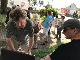 Forstdirektor Berthold Ort (links) und Forsttechniker Marhold Graner bei den letzten Vorbereitungen zur Führung durchs Tiefental.