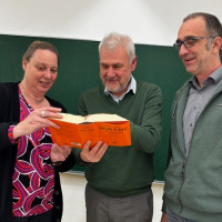 Blick ins SGB VIII, das Fragen der Jugendhilfe regelt (von links): SPD-Kreisvorsitzende Sabine Balleier, Jugendhilfe-Experte Jürgen Keller und der Vorsitzende der SPD-Fraktion im Kreistag, Karlheinz Paulus