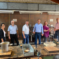 Die SPD-Kreistagsfraktion mit (von links) Helga Raab-Wasse,Roland Weber, Wolfgang Hörnig, Wolfgang Härtel, Sabine Balleier und Karlheinz Paulus besichtigt die Werkstätten der Berufsschule in Miltenberg