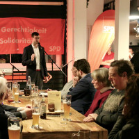 Vor vollem Haus spricht Landtagskandidat Samuel Herrmann beim politischen Aschermittwoch der SPD in