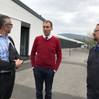 von links: Roland Weber, Fraktinsvorsitzender, Herr Kollai, Sprecher der Westfrankenbahn, Thorsten Meyerer, stellv. Landrat
