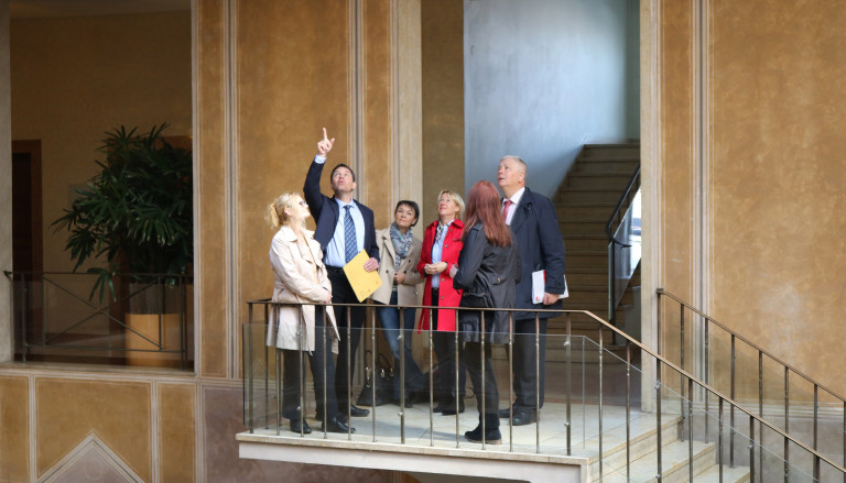 Erste Station der Denkmaltour war das Aschaffenburger Rathaus, wo die SPDPolitiker von Oberbürgermeister Klaus Herzog und Vertretern der Fachämter begrüßt wurden. Die Generalsanierung des 50er Jahre Baus ist eines der größten Denkmalschutzprojekte.