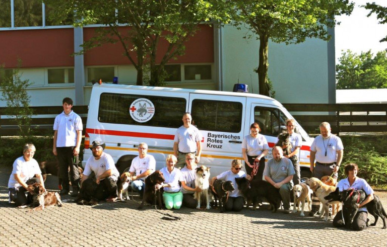 MdL Martina Fehlner informierte sich bei einem Ortstermin bei der Rettungshundestaffel des Bayerischen Roten Kreuzes Kreisverband Aschaffenburg über die wichtigen Aufgaben und die ehrenamtliche Arbeit mit den Rettungshunden.