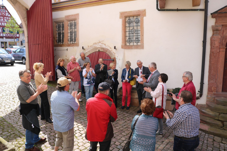 Letzte Station der "Denkmaltour" war in Großostheim, wo die Delegation von Ewald Lang, Vorsitzender des Heimats-und Geschichtsvereins, begrüßt wurde.