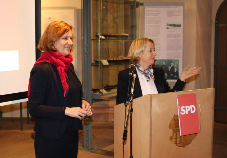 Als Referentin konnte die frauenpolitische Sprecherin der SPD-Landtagsfraktion Dr. Simone Strohmayr gewonnen werden. Nach den Vorträgen hatten die Teilnehmerinnen und Teilnehmer die Möglichkeit mit den Politikerinnen ins Gespräch zu kommen.